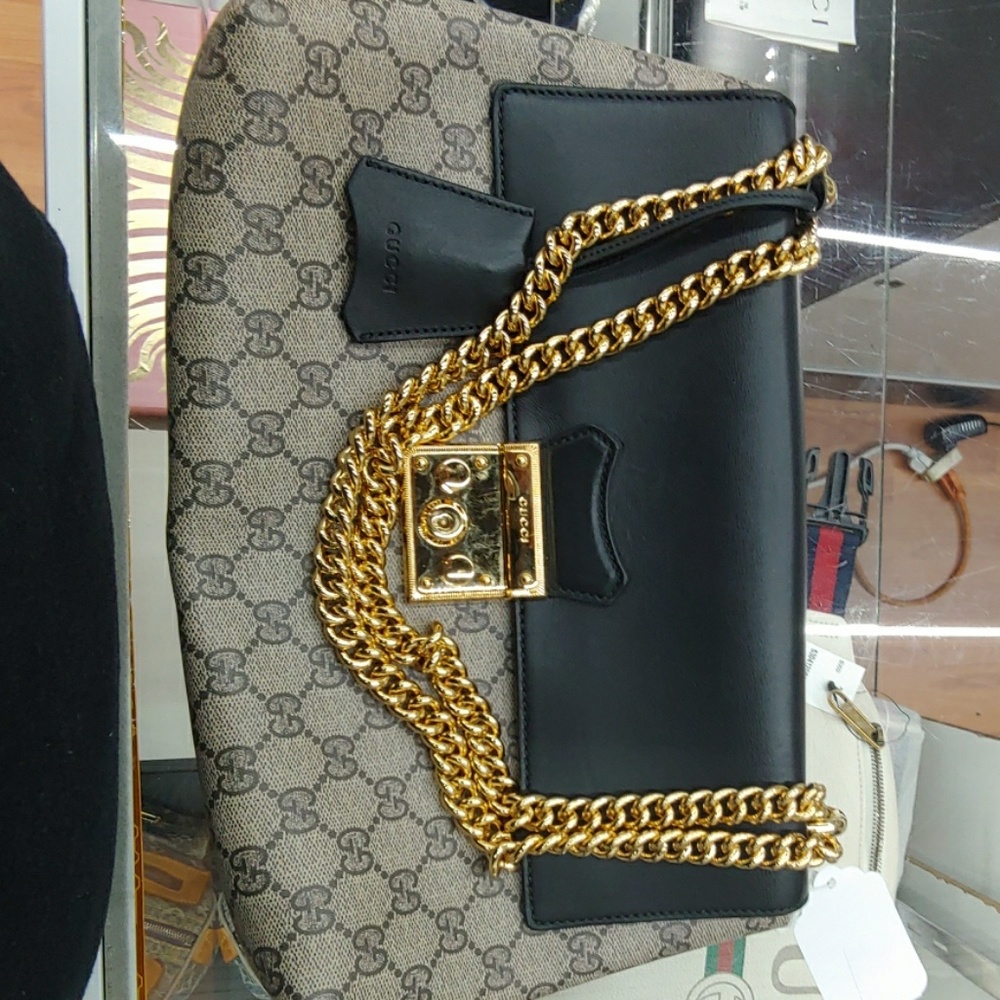 Ladys Gucci purse